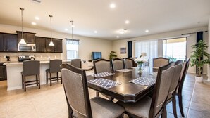 Ferienhaus, Mehrere Betten | Essbereich im Zimmer