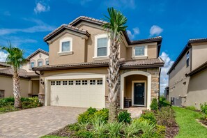 House, 6 Bedrooms | Front of property