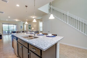House, 6 Bedrooms | Private kitchen