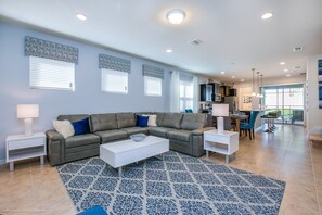 House, 5 Bedrooms | Living area