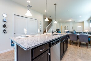 House, 5 Bedrooms | Private kitchen