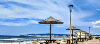 Hus økologisk område ved siden av elva og nær sjøen og fjell og god tilgang 