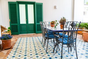 Outdoor dining - Luxury Apartment in City center close to Naples, Pompeii and Amalfi Coast (Cava de' Tirreni)