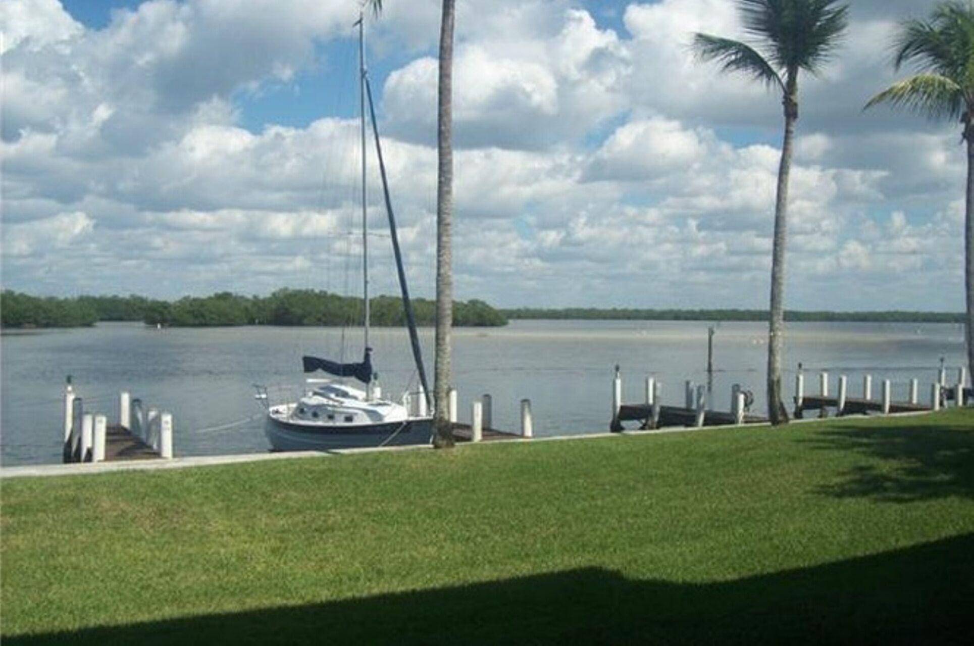 On the Water! FORT MYERS BEACH! Bottom Floor NO STEPS! May include BOAT SLIP!