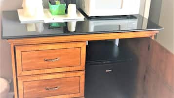 Deluxe Room, 1 King Bed | 1 bedroom, desk, free WiFi, bed sheets