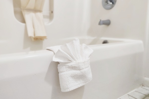 Deluxe Room, 1 King Bed | Bathroom | Free toiletries, hair dryer, towels