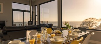 The Overlook - a house that sleeps 6 guests in 3 bedrooms