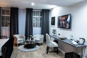 1 室のベッドルーム、イタリアのフレッテ製シーツ、高級寝具、セレクト コンフォート製ベッド