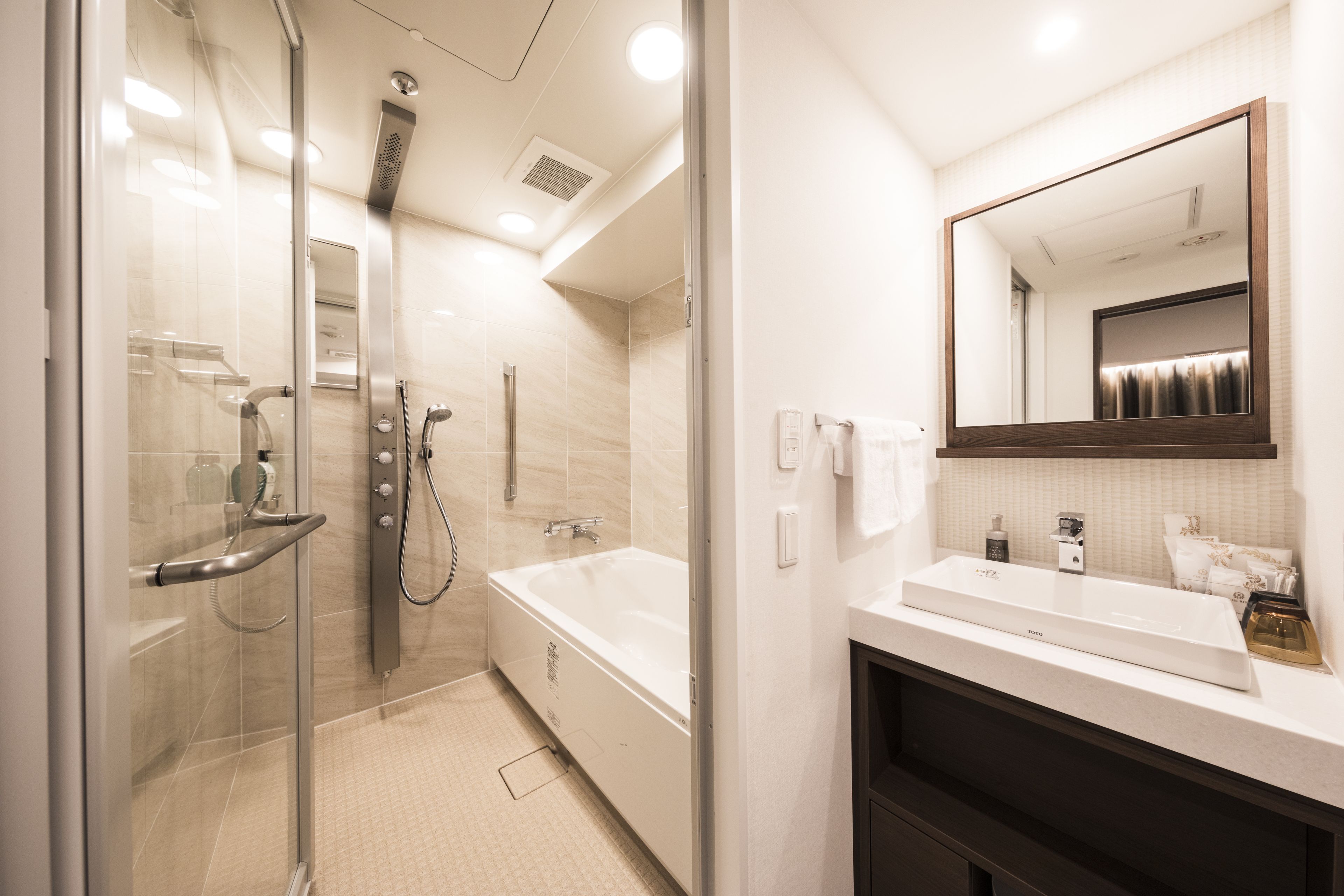 deluxe twin room, non smoking | bathroom | combined shower/bathtub, deep-soaking bathtub, free toiletries
