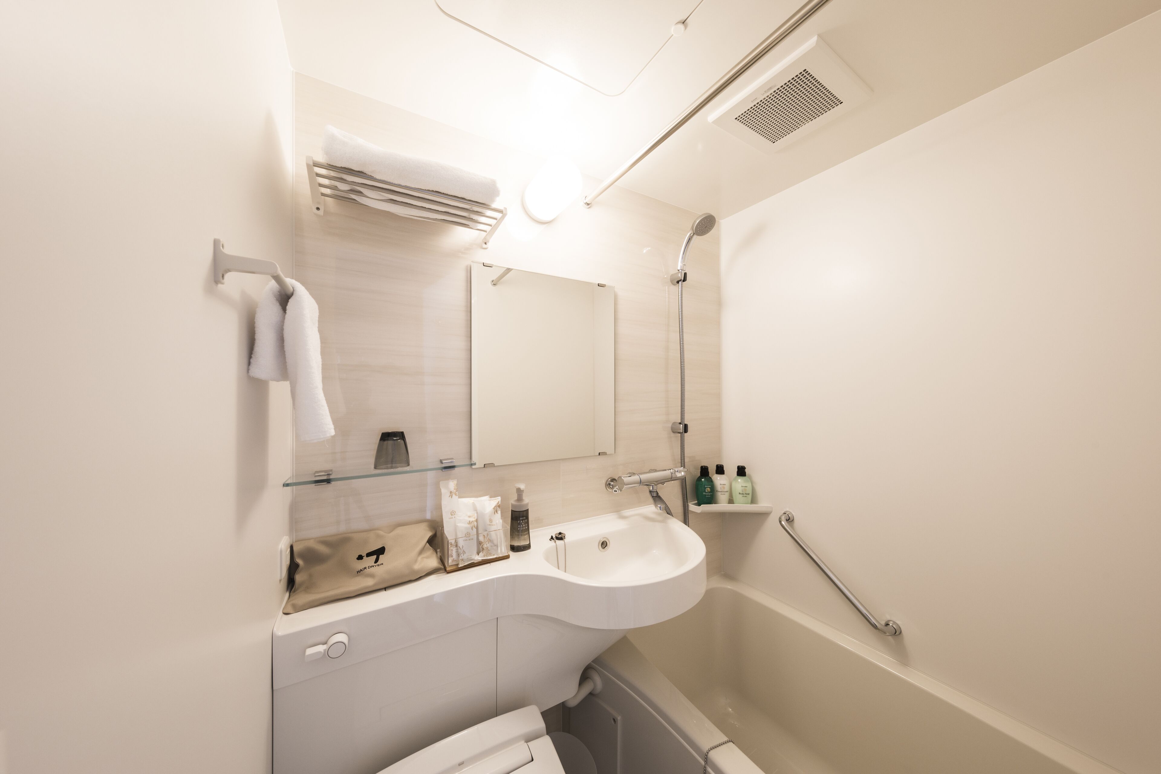 combined shower/bathtub, deep-soaking bathtub, free toiletries