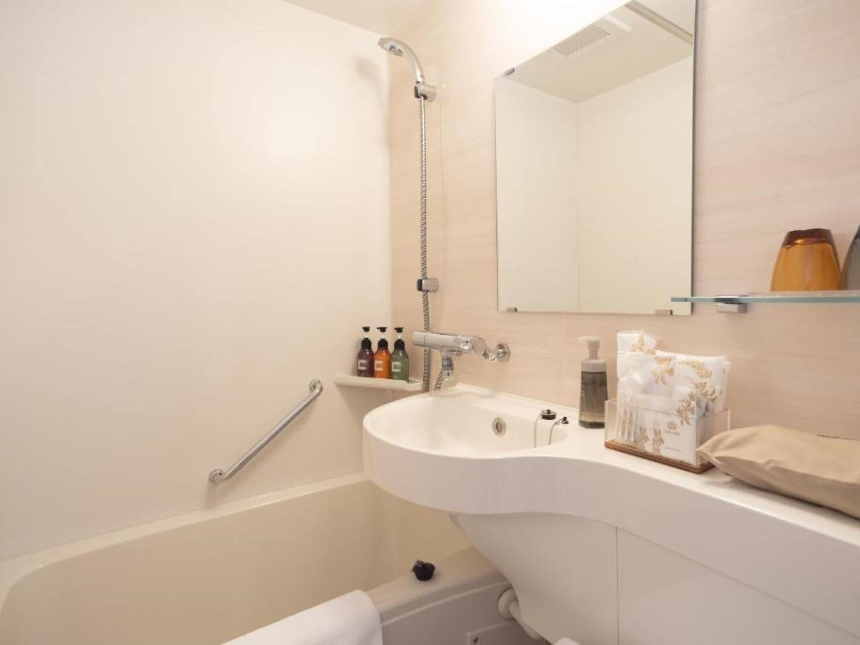 combined shower/bathtub, deep-soaking bathtub, free toiletries