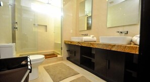 Appartement, 2 chambres | Salle de bain | Douche, articles de toilette gratuits, serviettes fournies