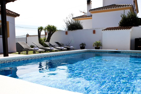 Beautiful swimming pool with (optional heating priced per week).