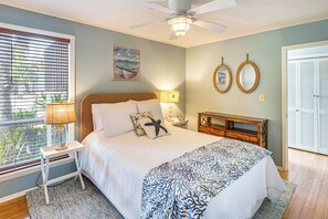 1 bedroom, desk, internet, bed sheets - Golfer's Getaway! Modern Diamondhead Condo (Diamondhead)