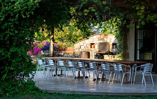 Outdoor dining - Remarkable spacious gite, swimming pool, terrace, Dordogne valley in the Lot (Loubressac)