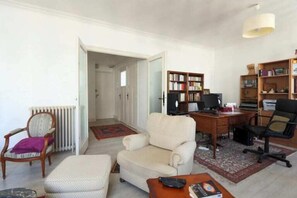 TV, books, music library - Spacious 2-room apartment in Tours (Tours)