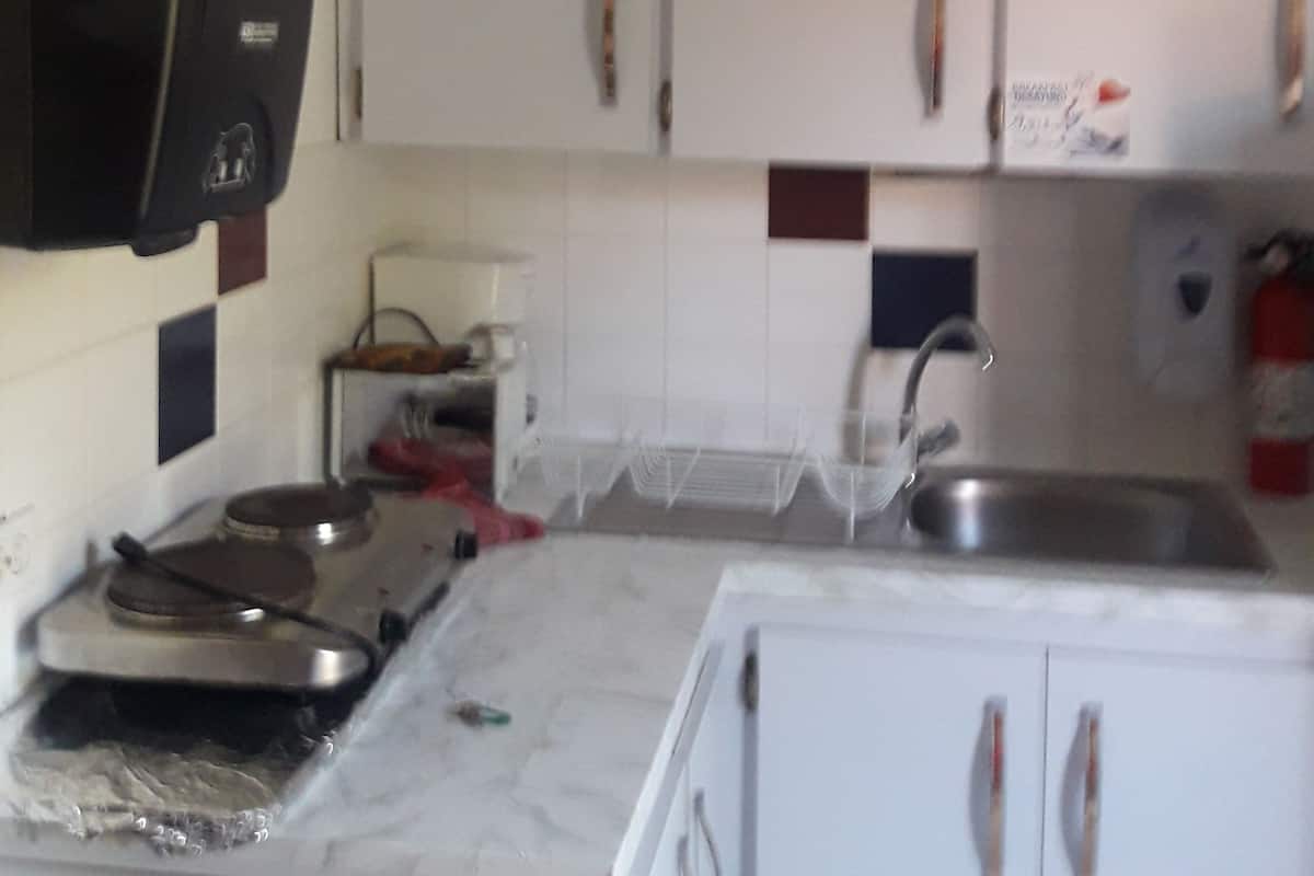 1 Schlafzimmer, individuell dekoriert, laptopgeeigneter Arbeitsplatz