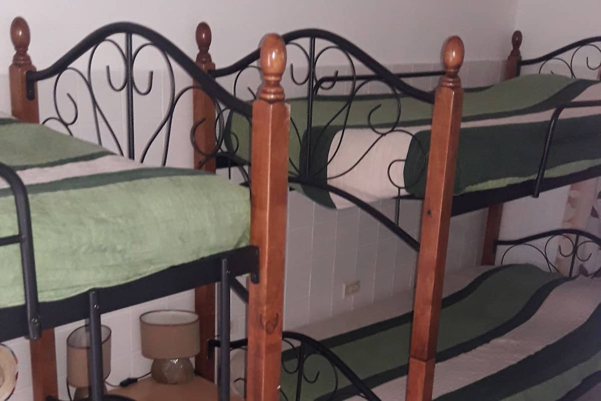 1 Schlafzimmer, individuell dekoriert, laptopgeeigneter Arbeitsplatz