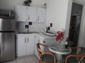 Shared fridge, microwave, dining tables - Palmita Hotel Hostel (Oranjestad)