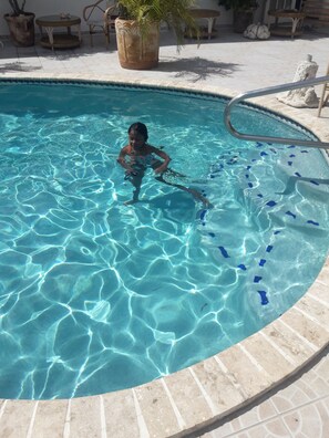 Outdoor pool - Palmita Hotel Hostel (Oranjestad)