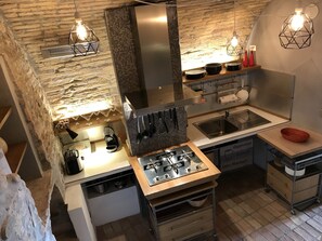 Réfrigérateur, micro-ondes, four, plaque de cuisson