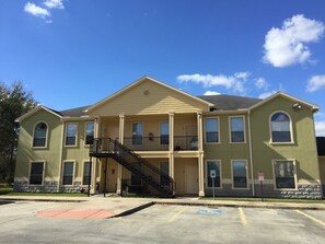 Exterior - New Listing!! Newly furnished condo, I-10 West/Beltway 8, 4 bedrm 2 bath, 77080 (Houston)