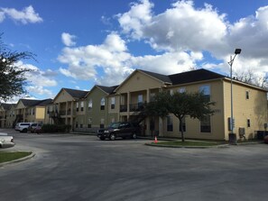 Exterior - New Listing!! Newly furnished condo, I-10 West/Beltway 8, 4 bedrm 2 bath, 77080 (Houston)