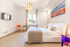 2 bedrooms, desk, iron/ironing board, WiFi