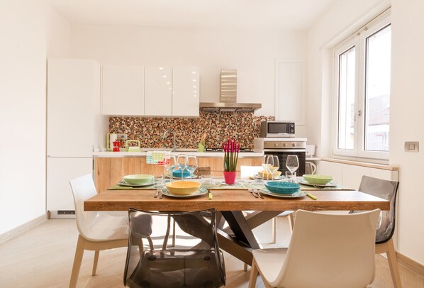 Réfrigérateur, four à micro-ondes, un four, surface de cuisson