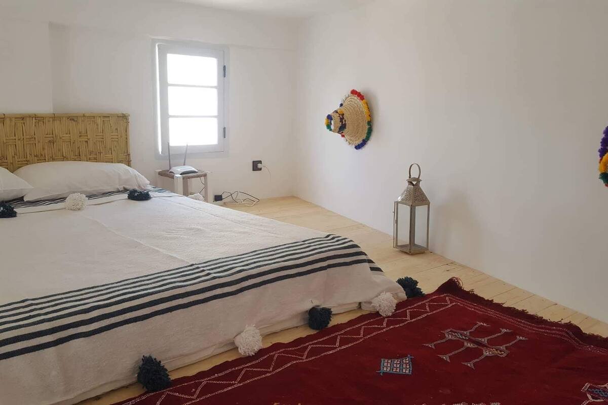 Estudio tradicional | Escritorio, tabla de planchar con plancha, wifi gratis y ropa de cama