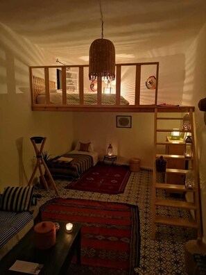 Escritorio, tabla de planchar con plancha, wifi gratis y ropa de cama