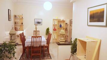 Apartemen Desain, 2 kamar tidur | Area keluarga | Televisi layar datar 32-inci dengan saluran TV satelit dan TV