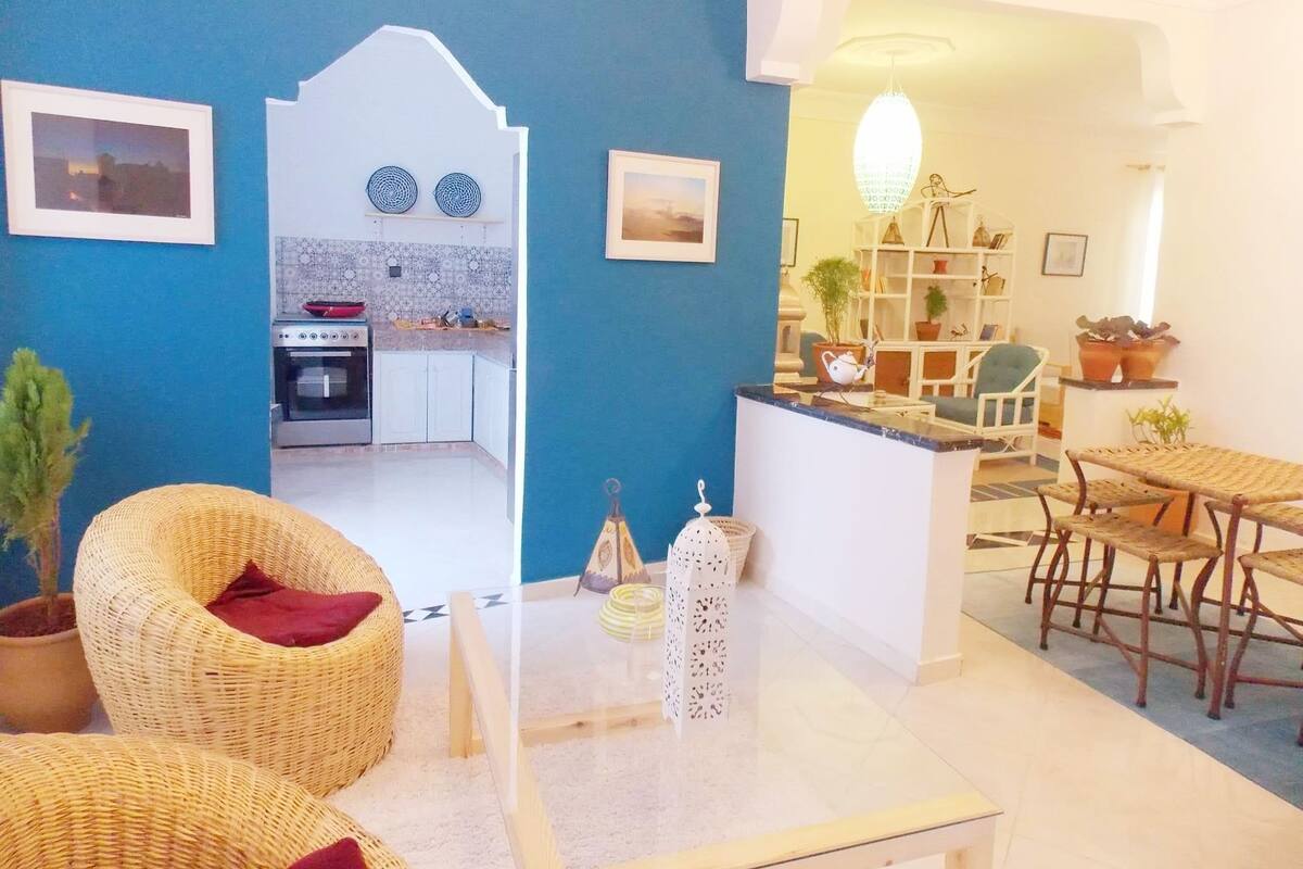 Apartamento familiar, 2 habitaciones | Zona de estar | Televisión de pantalla plana de 32 pulgadas con canales por satélite