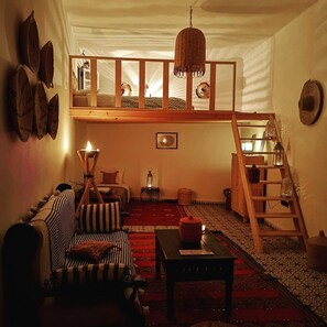 Escritorio, tabla de planchar con plancha, wifi gratis y ropa de cama