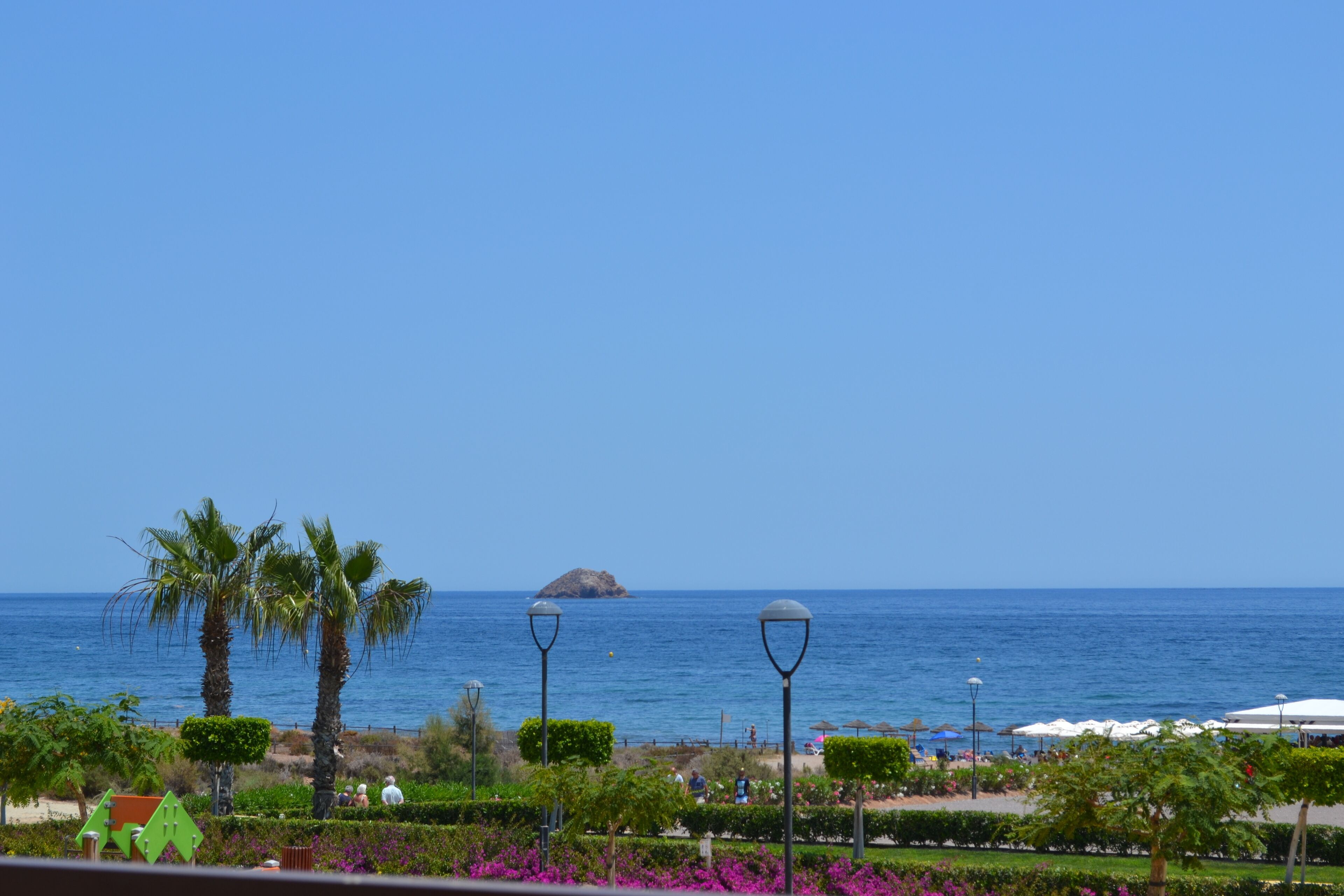 Ubicación cercana a la playa y tumbonas