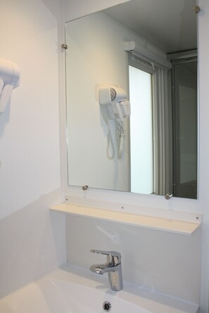 Douche, sèche-cheveux, serviettes fournies