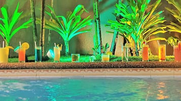 Outdoor pool, lifeguards on site