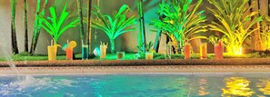 Una piscina al aire libre, guardavidas en la propiedad