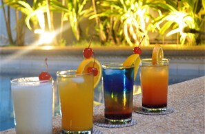 室外游泳池，现场救生员