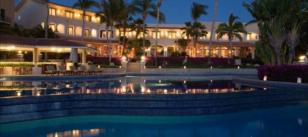 Een buitenzwembad en een verwarmd zwembad