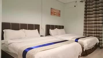 Familierom, 1 soverom, ikke-røyk | Skrivebord, blendingsgardiner, strykejern/-brett og sengetøy