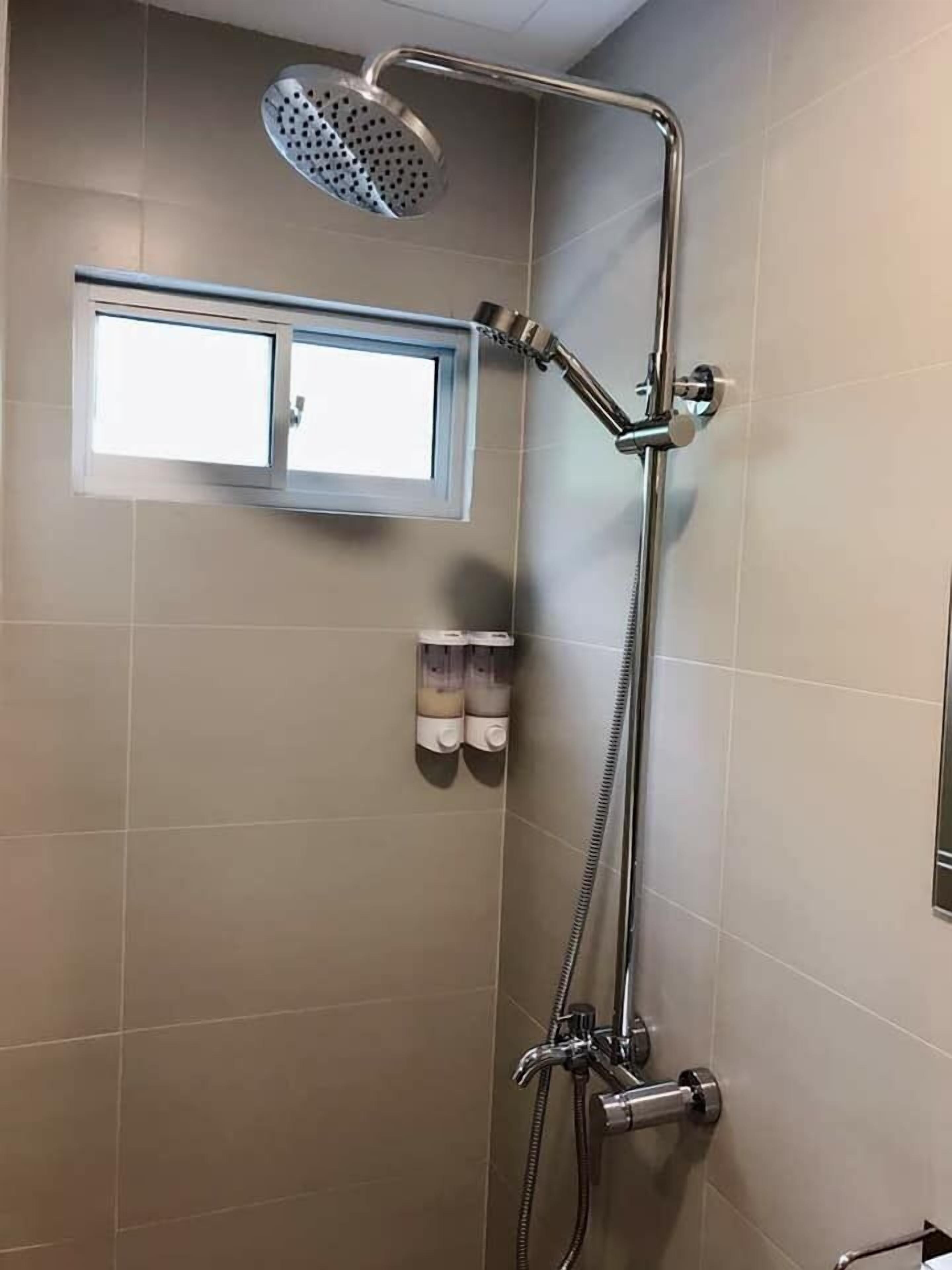 Een douche, gratis toiletartikelen, een haardroger, handdoeken
