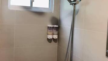 Een douche, gratis toiletartikelen, een haardroger, handdoeken