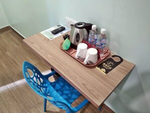 Chambre Double Standard, 1 chambre, non-fumeurs | Bureau, rideaux occultants, fer et planche à repasser, draps fournis