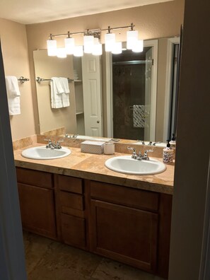 Combined shower/bathtub, hair dryer, towels, soap - Beautiful 2bd/2ba Condo in the Heart of Scottsdale. (Paradise Valley)
