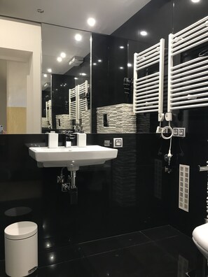 Haartrockner, Handtücher, Seife, Shampoo