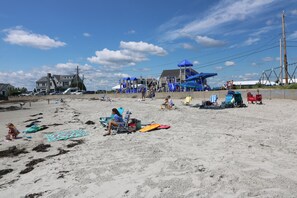 在海灘附近、躺椅、沙灘巾