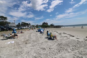 Una spiaggia nelle vicinanze, lettini da mare, teli da spiaggia
