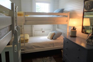 6 間睡房、書桌、熨斗/熨衫板、可攜式嬰兒床