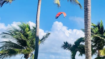 Perto da praia, espreguiçadeiras, toalhas de praia 